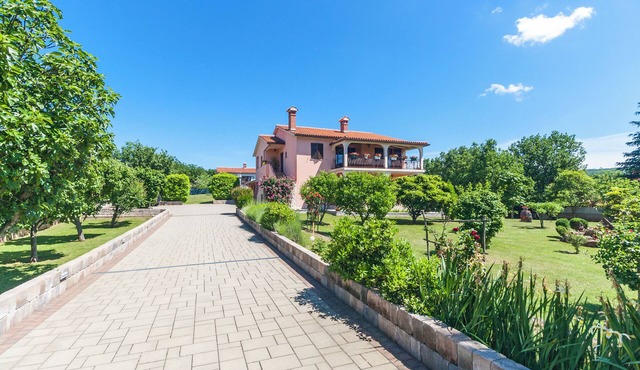 Holiday house with swimming pool
