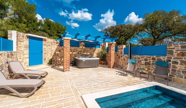 Holiday house Zara with jacuzzi and close to the sea