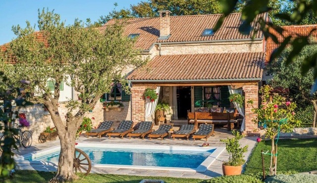 Holiday house Zemunik for 1 - 10 persons with 4 bedrooms - Holiday house
