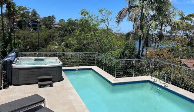 Holiday in this beautiful harbourside retreat.