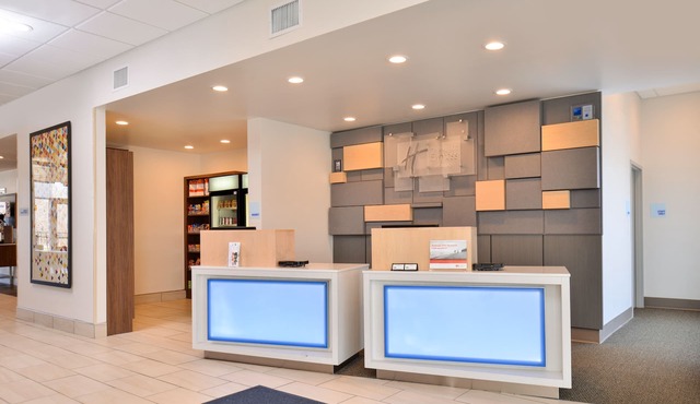 Holiday Inn Express & Suites Farmington Hills - Detroit by IHG