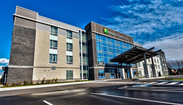 Holiday Inn Express & Suites Vaudreuil-Dorion by IHG