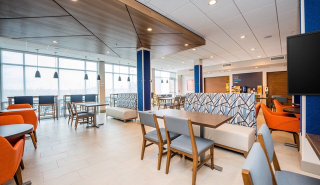 Holiday Inn Express & Suites Charlottesville by IHG