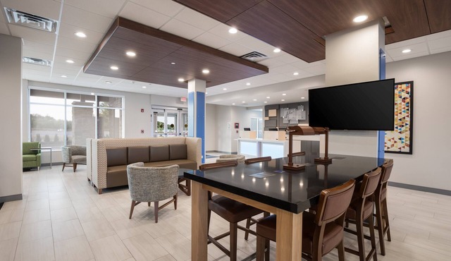 Holiday Inn Express & Suites Chicago - Hoffman Estates by IHG