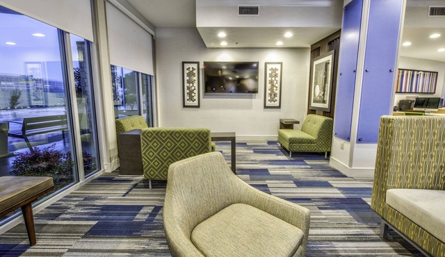 Holiday Inn Express & Suites Dallas NW - Farmers Branch by IHG