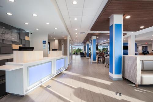 Holiday Inn Express & Suites Chicago - Hoffman Estates by IHG