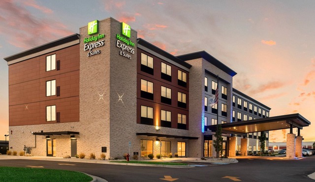Holiday Inn Express & Suites Racine by IHG