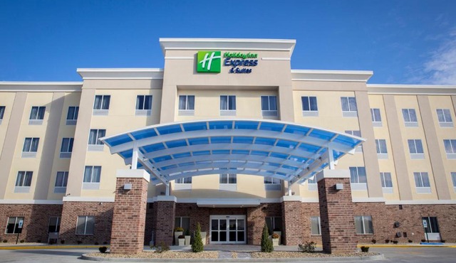 Holiday Inn Express and Suites Edwardsville by IHG