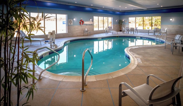 Holiday Inn Express and Suites Fairmont by IHG