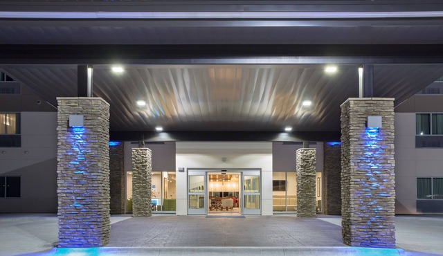 Holiday Inn Express and Suites Lincoln I - 80 by IHG