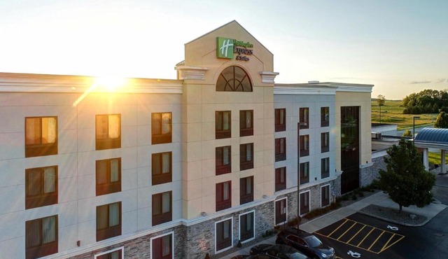Holiday Inn Express and Suites Batavia by IHG
