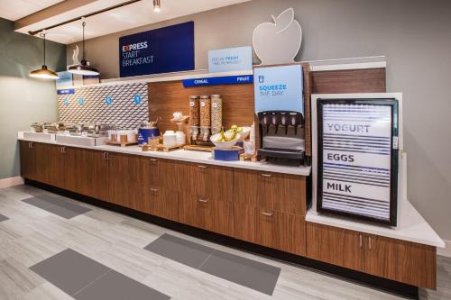 Holiday Inn Express and Suites - Petersburg - Fort Lee by IHG