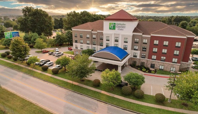 Holiday Inn Express and Suites Springfield Medical District by IHG