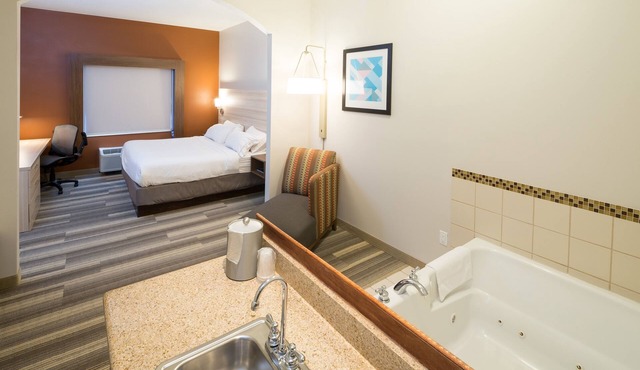 Holiday Inn Express Hotel & Suites Grand Blanc by IHG