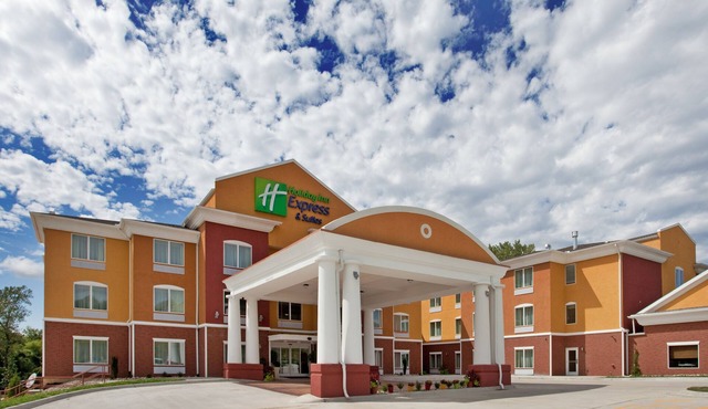 Holiday Inn Express Hotel & Stes Kansas City Sports Complex by IHG
