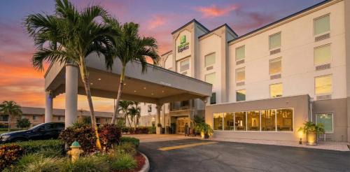 Holiday Inn Express Hotel & Suites Cocoa Beach by IHG