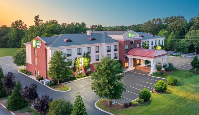 Holiday Inn Express Hotel & Suites Tullahoma by IHG
