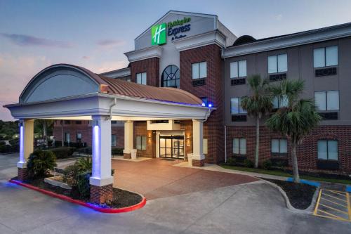 Holiday Inn Express Hotel & Suites Winnie by IHG