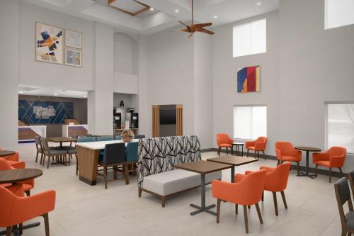 Holiday Inn Express Hotel & Suites DFW West - Hurst by IHG
