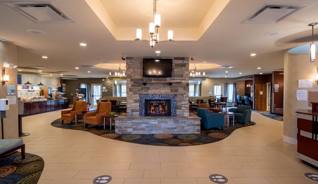 Holiday Inn Express Hotel & Suites Pittsburgh Airport by IHG