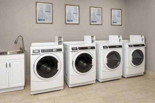 Holiday Inn Express Hotel & Suites East End by IHG