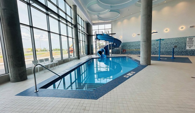 Holiday Inn Express Montreal Airport - St-Laurent by IHG