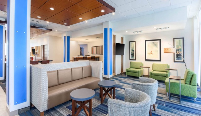 Holiday Inn Express & Suites Chicago O'Hare Airport by IHG