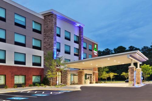 Holiday Inn Express & Suites - Fayetteville by IHG