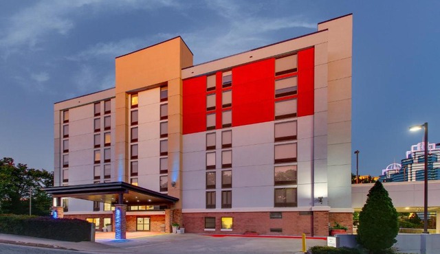 Holiday Inn Express & Suites Atlanta Perimeter Mall Hotel by IHG