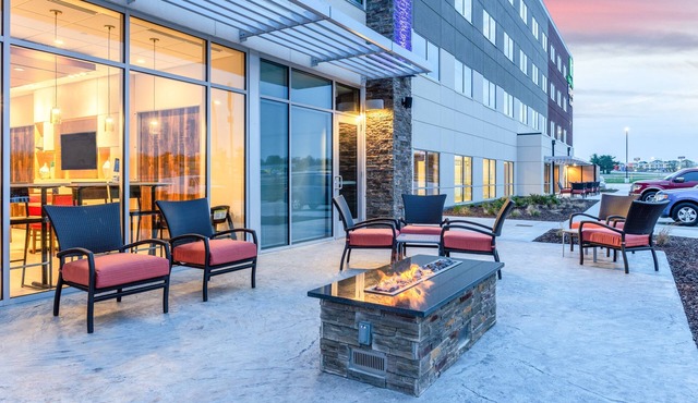 Holiday Inn Express & Suites Springfield North by IHG