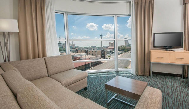 Holiday Inn Express San Antonio Rivercenter Area by IHG