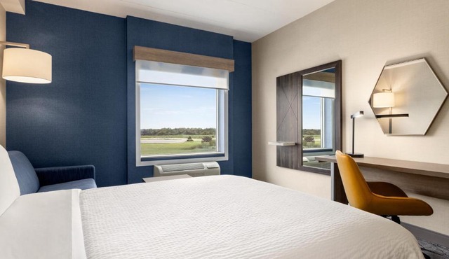 Holiday Inn Express - Strathroy by IHG