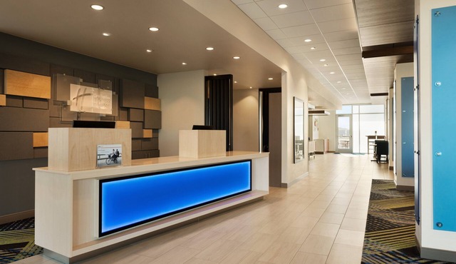 Holiday Inn Express & Suites Beaver Dam by IHG