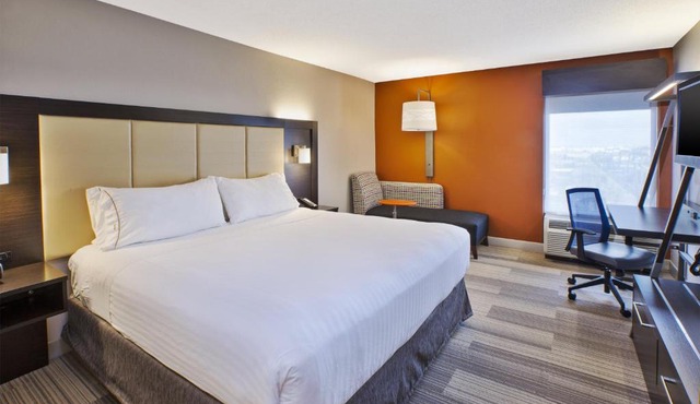 Holiday Inn Express & Suites Chicago-Midway Airport by IHG
