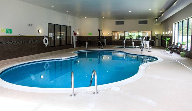 Holiday Inn Express & Suites Cumberland - La Vale by IHG