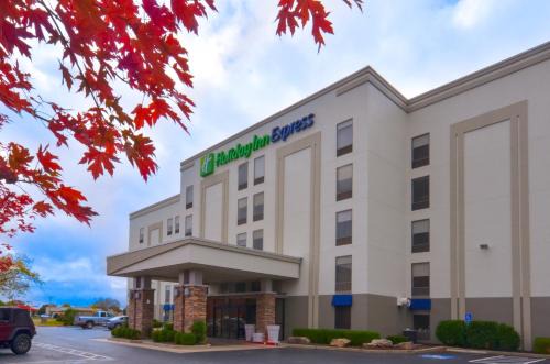 Holiday Inn Express & Suites Fayetteville University of Arkansas Area by IHG
