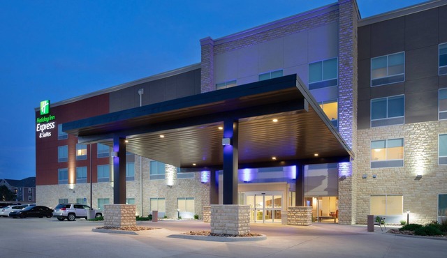 Holiday Inn Express & Suites Great Bend by IHG