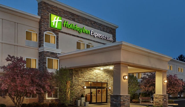 Holiday Inn Express & Suites Chicago-Libertyville by IHG