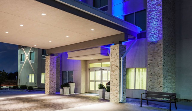 Holiday Inn Express & Suites Litchfield West by IHG