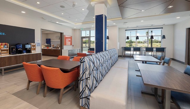 Holiday Inn Express & Suites Ridgecrest - China Lake by IHG