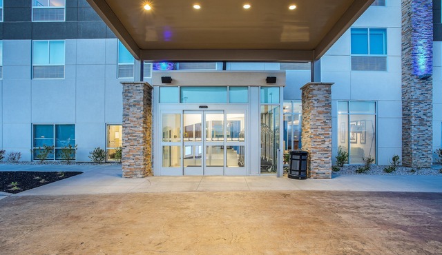 Holiday Inn Express & Suites Lexington W - Versailles by IHG