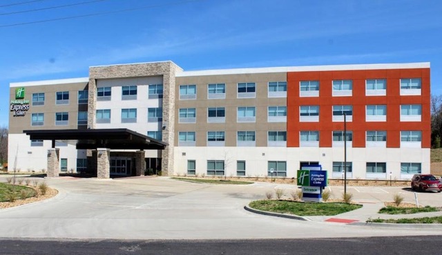 Holiday Inn Express & Suites Warrensburg North by IHG