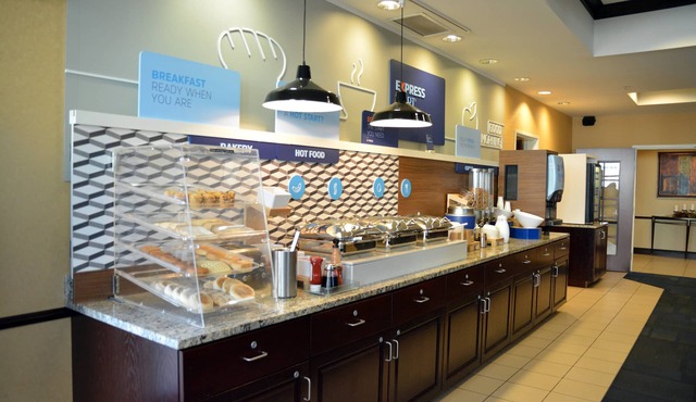 Holiday Inn Express & Suites Youngstown West - Austintown by IHG