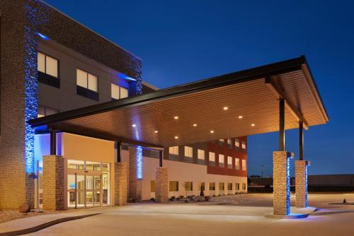 Holiday Inn Express & Suites - Beaver Dam by IHG