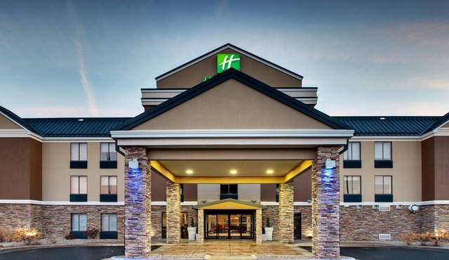 Holiday Inn Express & Suites - Interstate 380 at 33rd Avenue by IHG