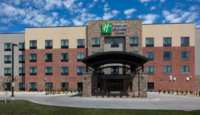 Holiday Inn Express & Suites Fort Dodge by IHG