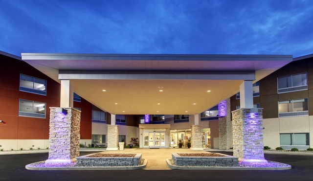 Holiday Inn Express & Suites Galesburg by IHG