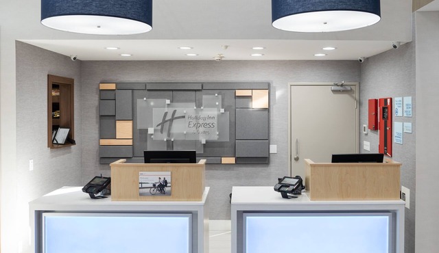 Holiday Inn Express & Suites Lake Forest by IHG