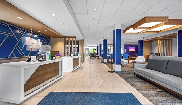 Holiday Inn Express & Suites Marinette by IHG