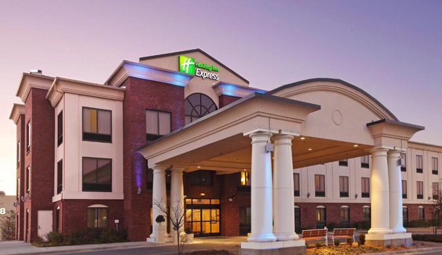 Holiday Inn Express & Suites Pine Bluff/Pines Mall by IHG